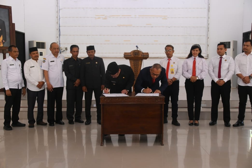 Pemerintah Kabupaten Kayong Utara menandatangani perjanjian kerja sama (MoU) dengan Kejaksaan Negeri (Kejari) Ketapang.