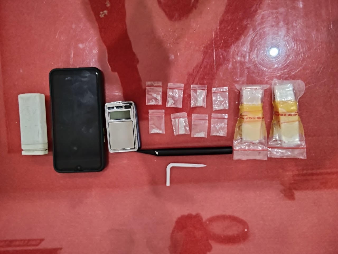 BARANG BUKTI : Polisi menyita barang bukti narkoba dari salah satu tersangka.