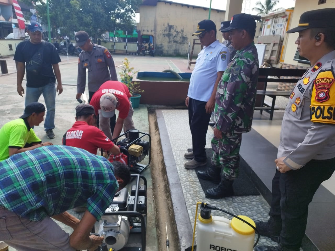 CEK : Tim gabungan penanggulangan Karhutla di Kecamatan Mempawah Hulu saat mengecek kesiapan peralatan pemadam kebakaran.
