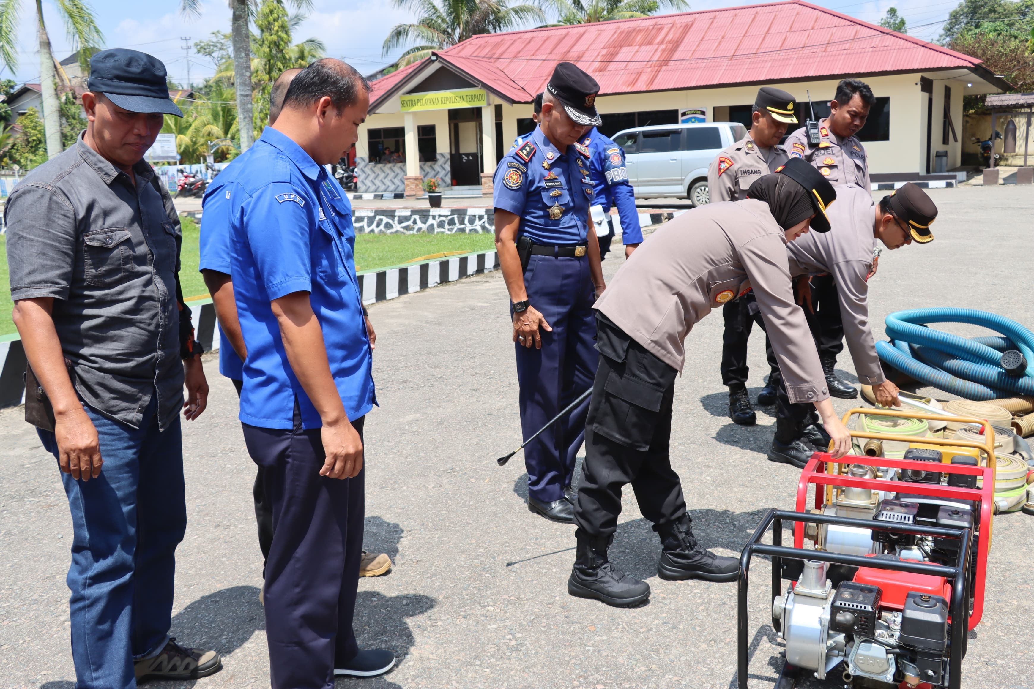 PERALATAN : Kapolres Landak AKBP Devi Ariantari saat pengecekkan peralatan menghadapi Karhutla.