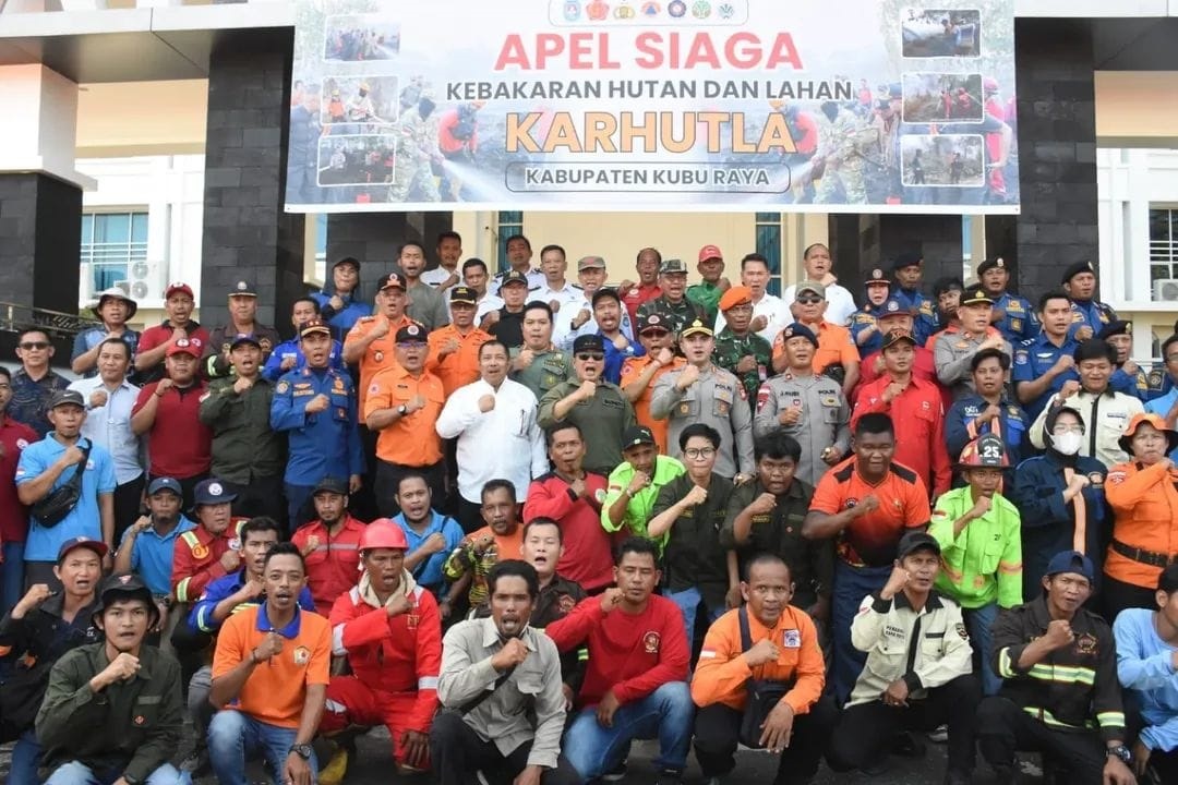 SINERGI LAWAN KARHUTLA: Bupati Kubu Raya Sujiwo dan petugas gabungan berfoto bersama usai Apel Siaga Karhutla 2025 yang melibatkan puluhan instansi dan relawan, Senin (30/7) di halaman Kantor Bupati
