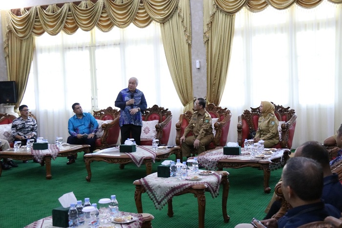 KUNJUNGAN: Gubernur Kalimantan Barat Ria Norsan menerima Deputy Premier Sarawak, Datuk Amar Awang Tengah beserta rombongan di Pendopo Gubernur Kalbar, Selasa (29/7).