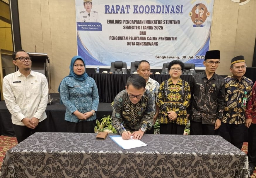 KERJA SAMA: Penandatanganan kerja sama sejumlah pihak dalam Rapat Koordinasi Evaluasi Penurunan Stunting dan Penguatan Layanan Catin di Ballroom Hotel Mahkota, Singkawang, Rabu (30/7).