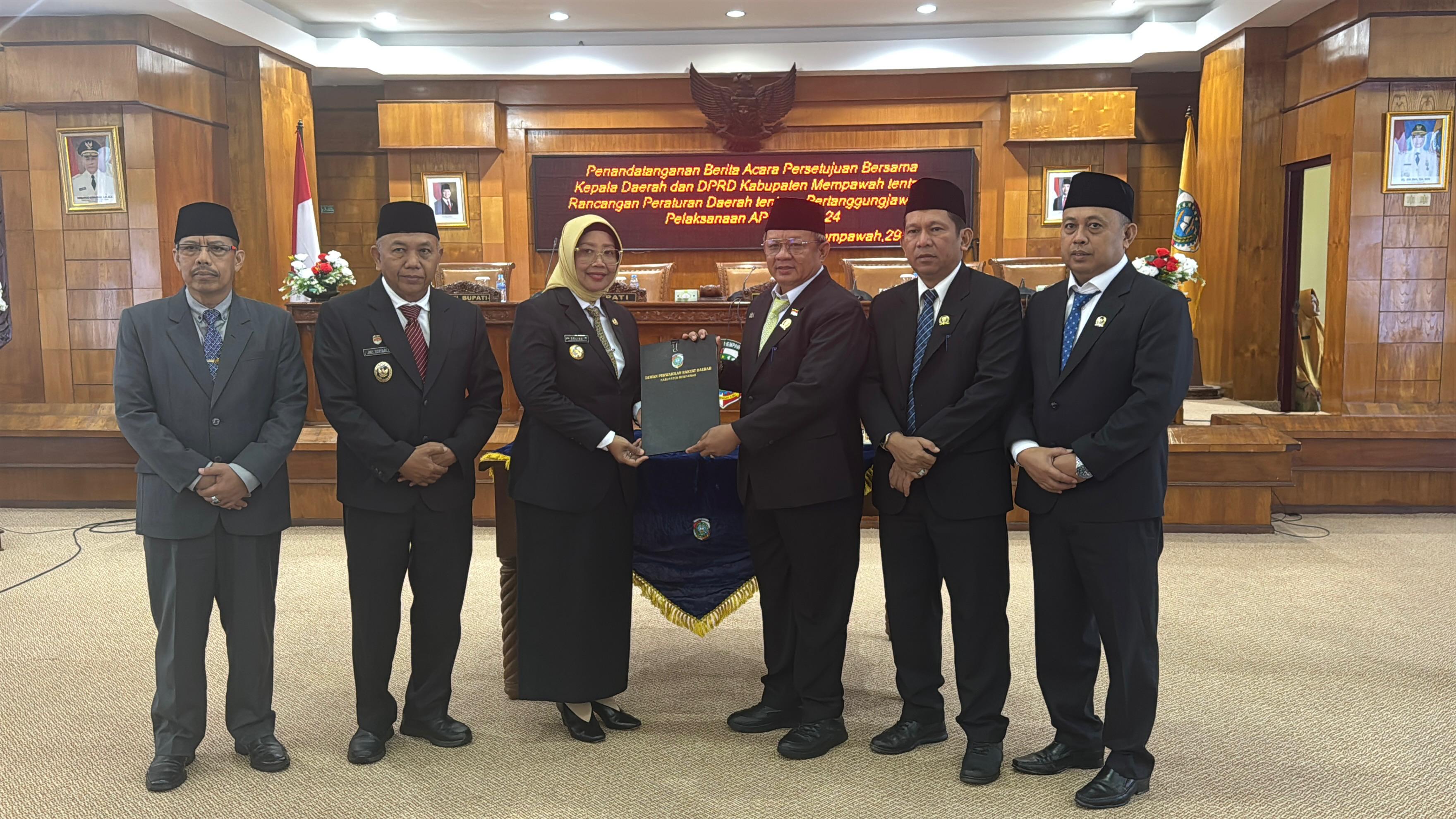 SERAHKAN: Bupati Mempawah Erlina menyerahkan Raperda Pertanggungjawaban Pelaksanaan APBD 2024 kepada Ketua DPRD Mempawah, Safruddin, dalam Rapat Paripurna, Selasa (29/7).