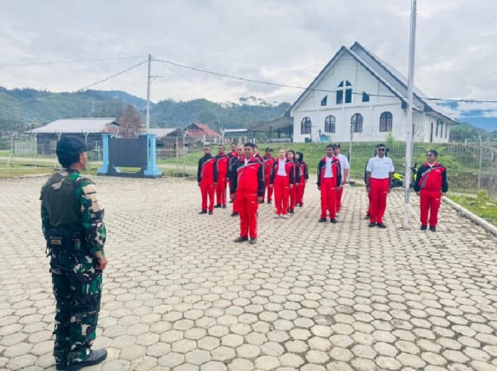 Peserta latihan PPPK UPBU Oksibil mendapatkan arahan dari anggota Satgas Kopasgat Pamtas RI&ndash;PNG di lapangan terbuka.