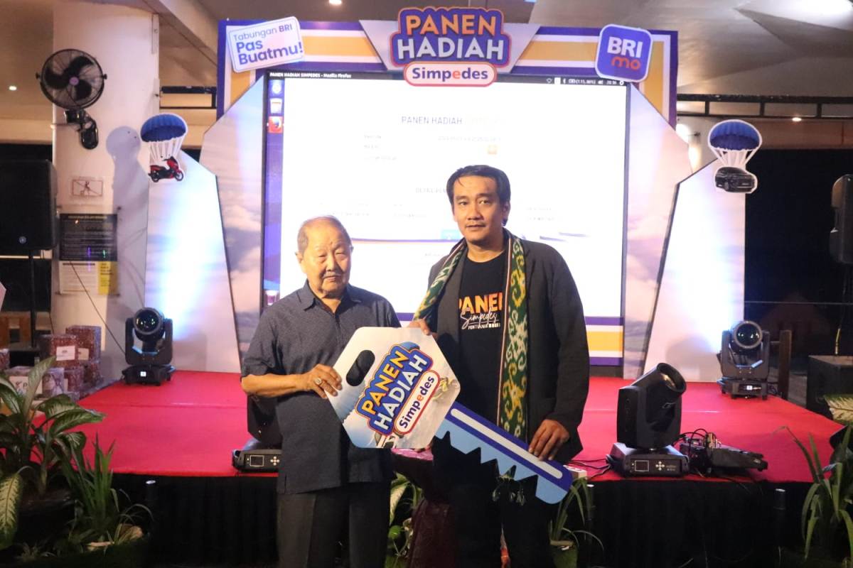 Penyerahan hadiah utama dilakukan secara simbolis oleh Branch Office Head BRI Pontianak Gajah Mada, Denn Irman.