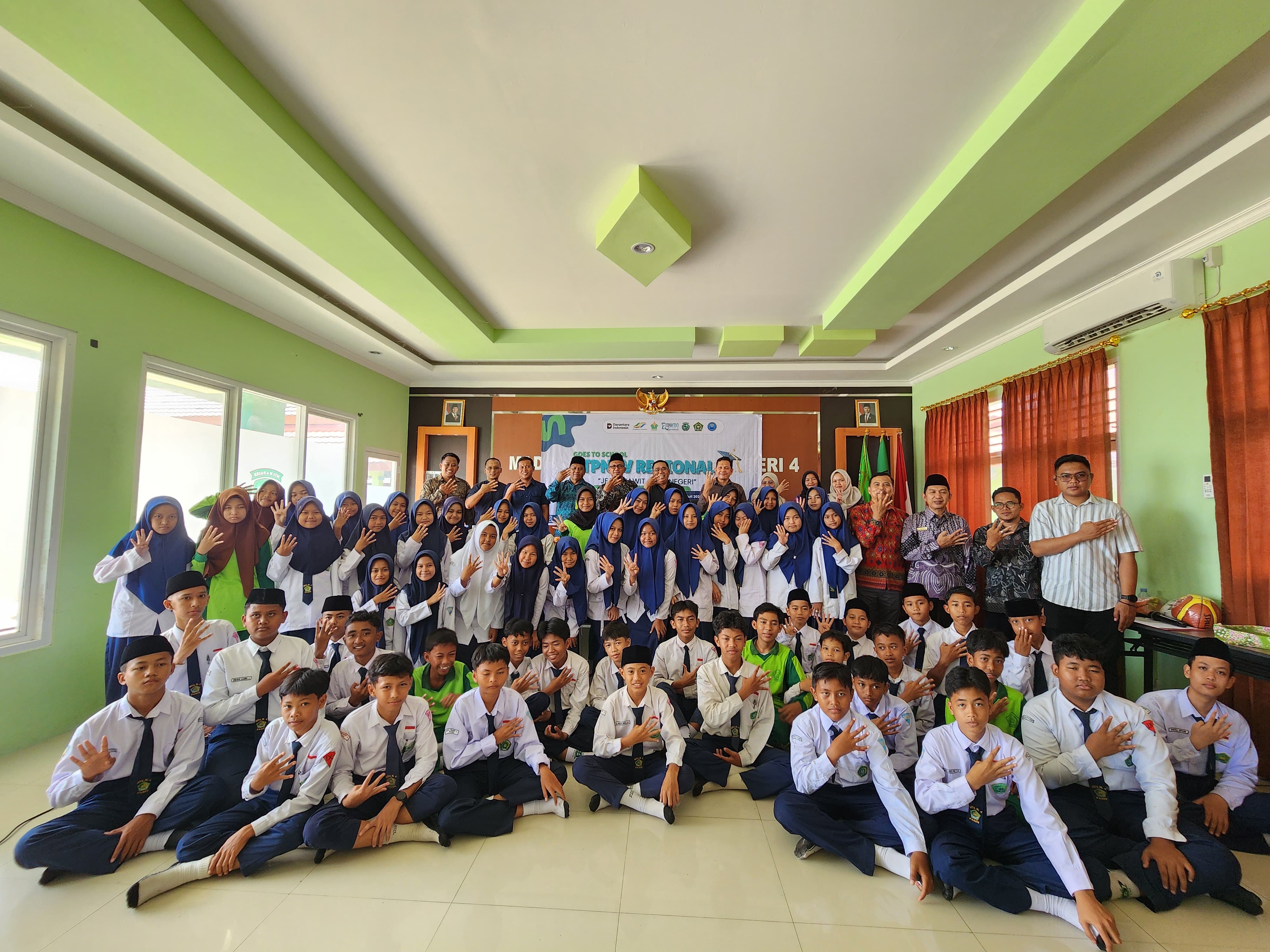 Dokumentasi kegiatan PalmCo Goes to School di Paser Kaltim.