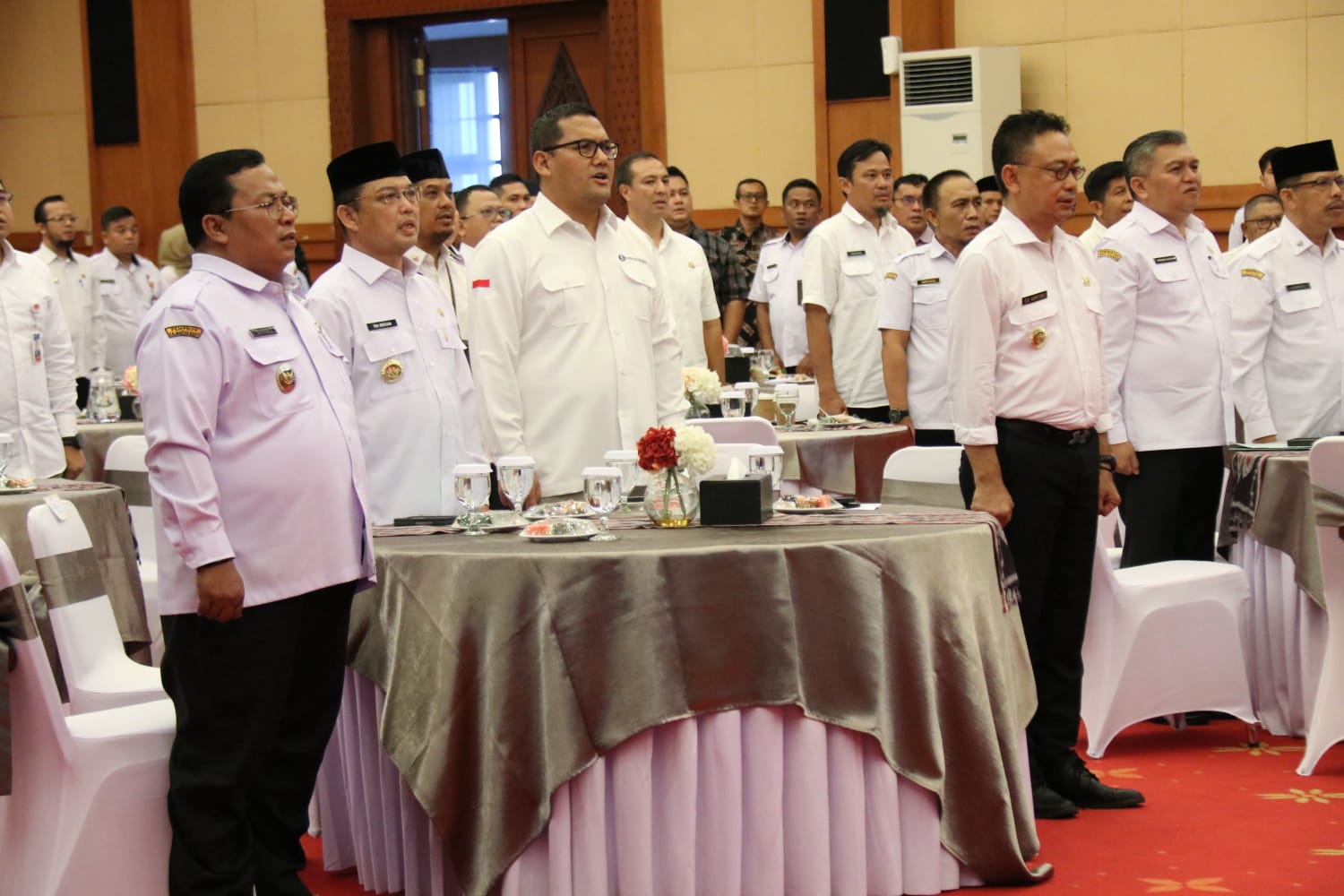Gubernur Kalbar Ria Norsan saat menghadiri High Level Meeting (HLM) Tim Pengendalian Inflasi Daerah (TPID) Kuponwah yang digelar di Aula Kantor Perwakilan Bank Indonesia Kalbar, Rabu (30/7).