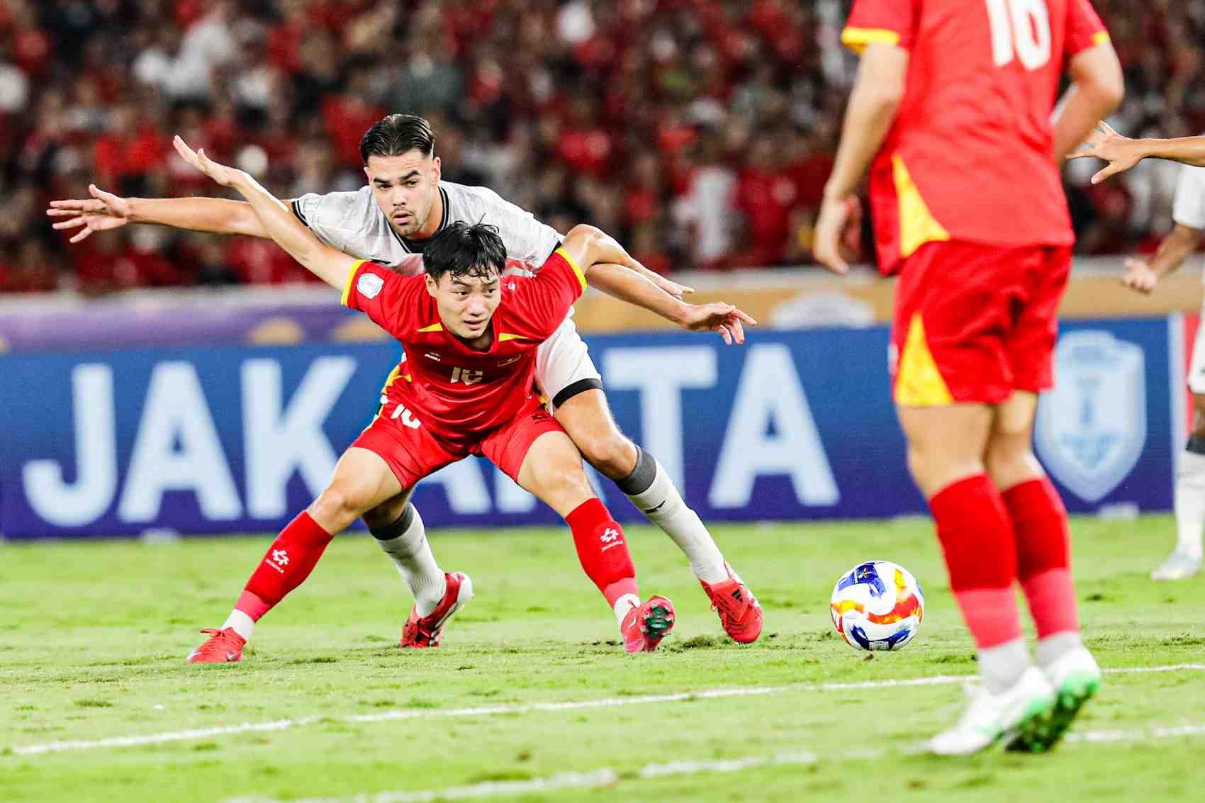 KALAH: Pesepak bola Timnas U-23 Indonesia Jens Raven mencoba melewati pemain Timnas Vietnam pada laga final Piala AFF U-23 di Stadion Utama Gelora Bung Karno, Jakarta, Selasa (29/7).