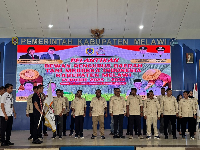 PELANTIKAN: Bupati Melawi, Dadi Sunarya, melantik pengurus DPD Tani Merdeka Melawi di Pendopo Bupati Melawi, Rabu (30/7).