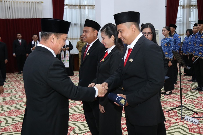 UCAPAN SELAMAT: Gubernur Kalimantan Barat Ria Norsan memberikan ucapan selamat kepada Aparatur Sipil Negara ASN saat kegatan pelantikan ASN dalam jabatan fungsional
