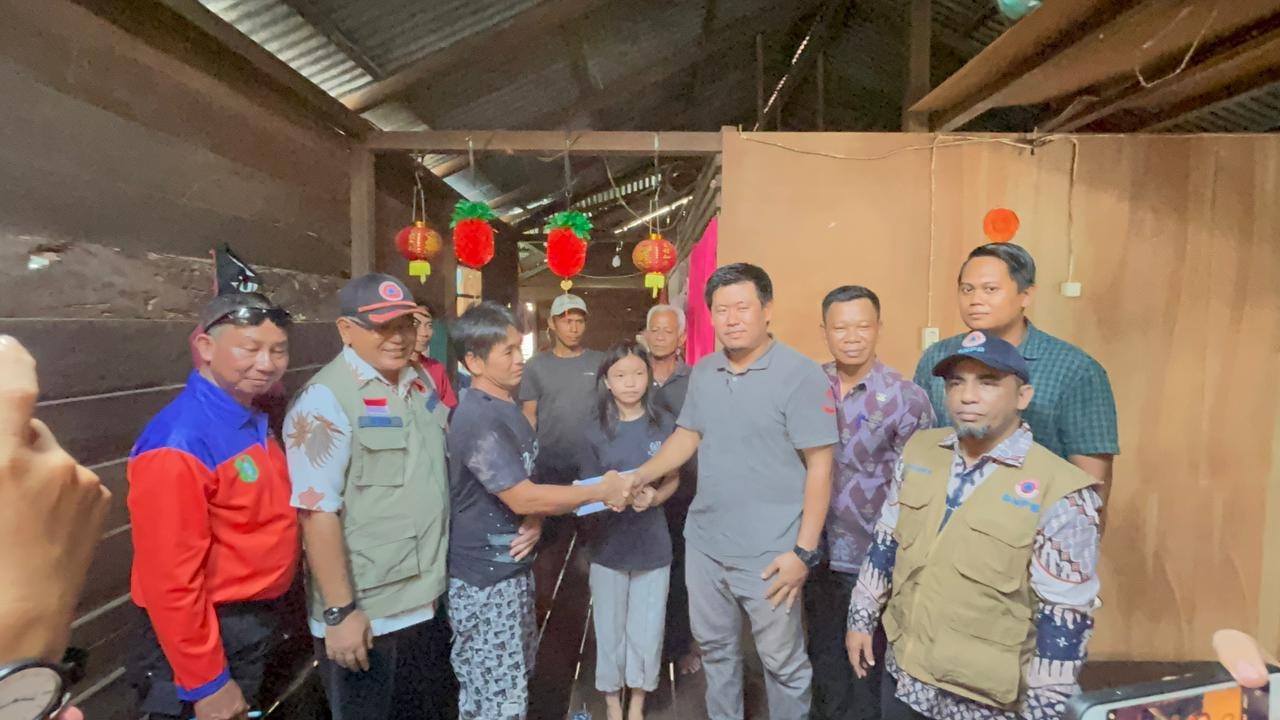 DAMAI: Perwakilan keluarga korban bersalaman dengan koordinator helikopter water bombing disaksikan jajaran BPBD Kalbar dan aparat setempat, sebagai bentuk penyelesaian secara kekeluargaan atas inside