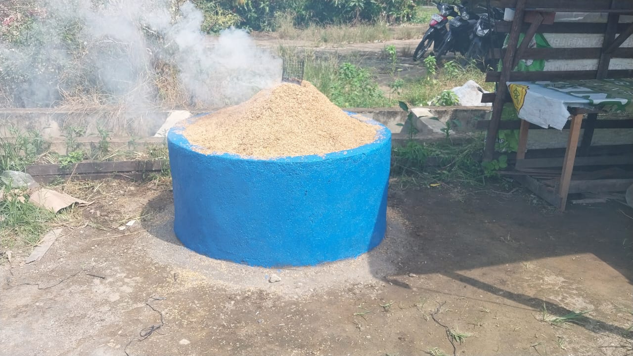 Proses pembakaran sekam untuk biochar