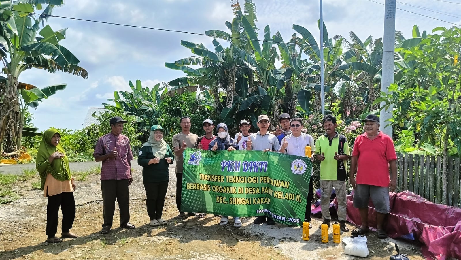 Tim PKM Faperta Untan foto bersama usai pelatihan bersama warga.
