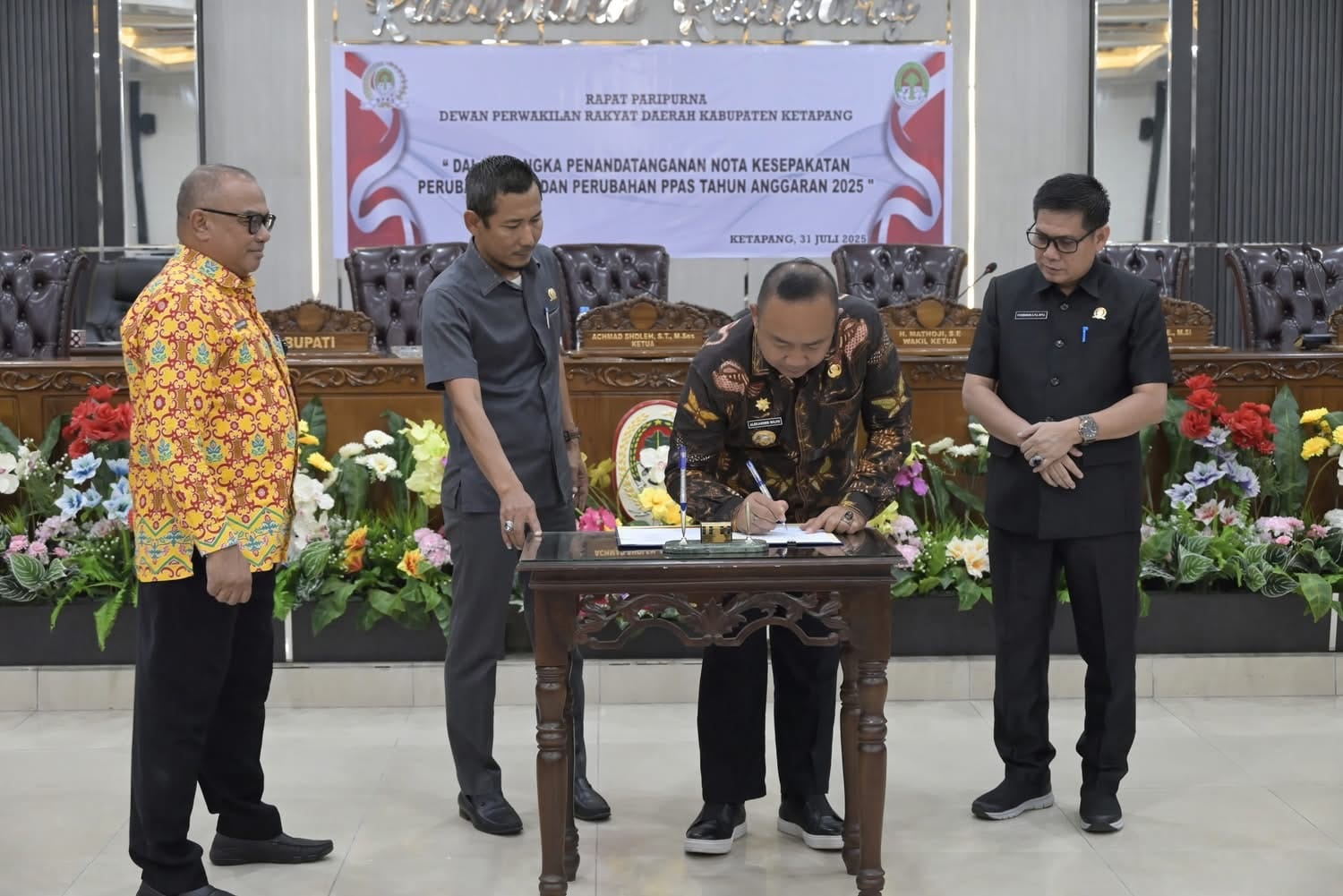 TANDA TANGAN : Bupati dan Ketua DPRD Ketapang menandatangani perubahan KUA PPAS 2025, Kamis (31/7).