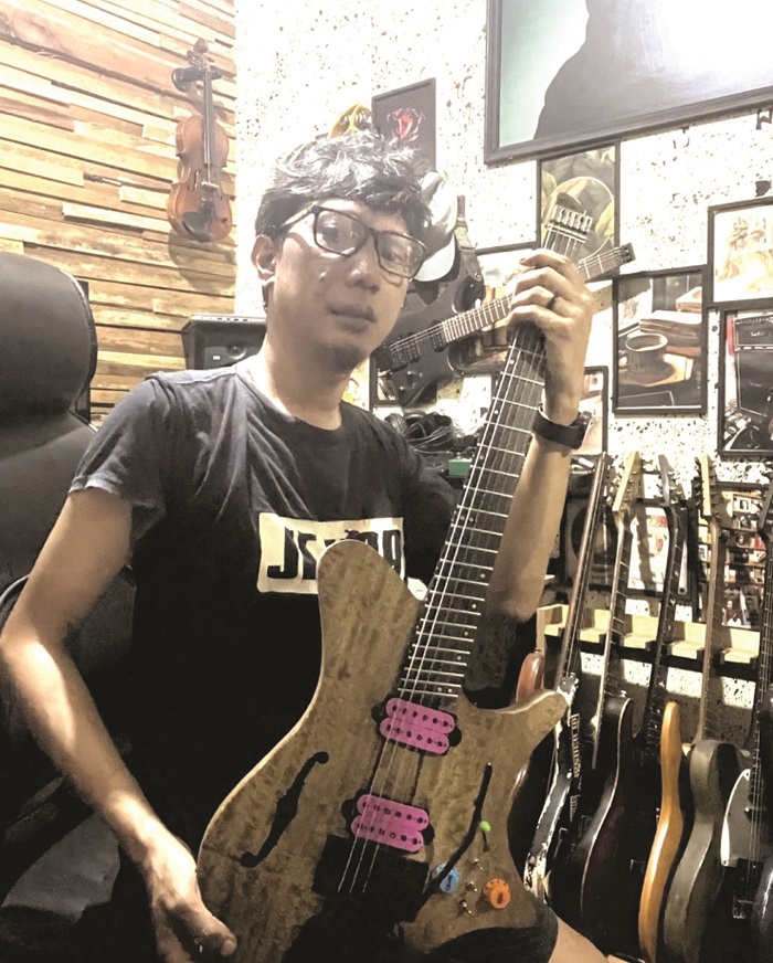 GITAR: Lolo dengan gitar custom headless replikanya.