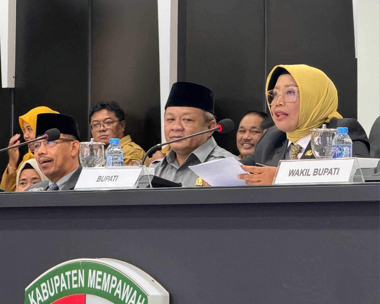 RAPAT KOORDINASI: Bupati Mempawah Erlina didampingi Ketua DPRD Safrudin dan Sekda Ismail saat mengikuti Rapat Koordinasi Evaluasi SPI 2024 dan Strategi SPI 2025 bersama KPK secara virtual.