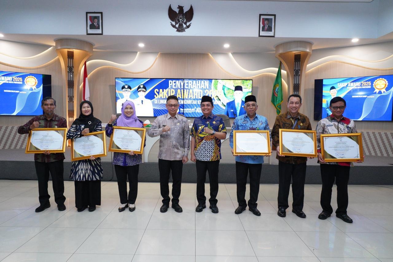 SAKIP AWARD: Wali Kota Pontianak Edi Rusdi Kamtono foto bersama kepala perangkat daerah penerima SAKIP Award 2025.