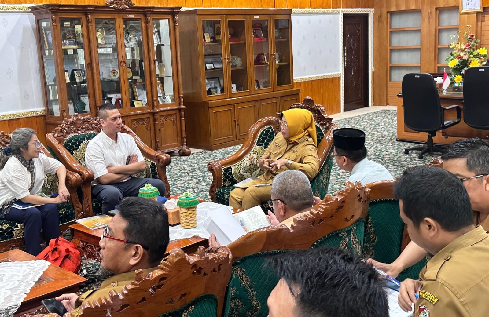 AUDENSI: Bupati Mempawah Erlina menerima audiensi dari BPIW Kementerian PUPR di ruang kerjanya, membahas sinergi pembangunan infrastruktur penunjang dua Proyek Strategis Nasional.
