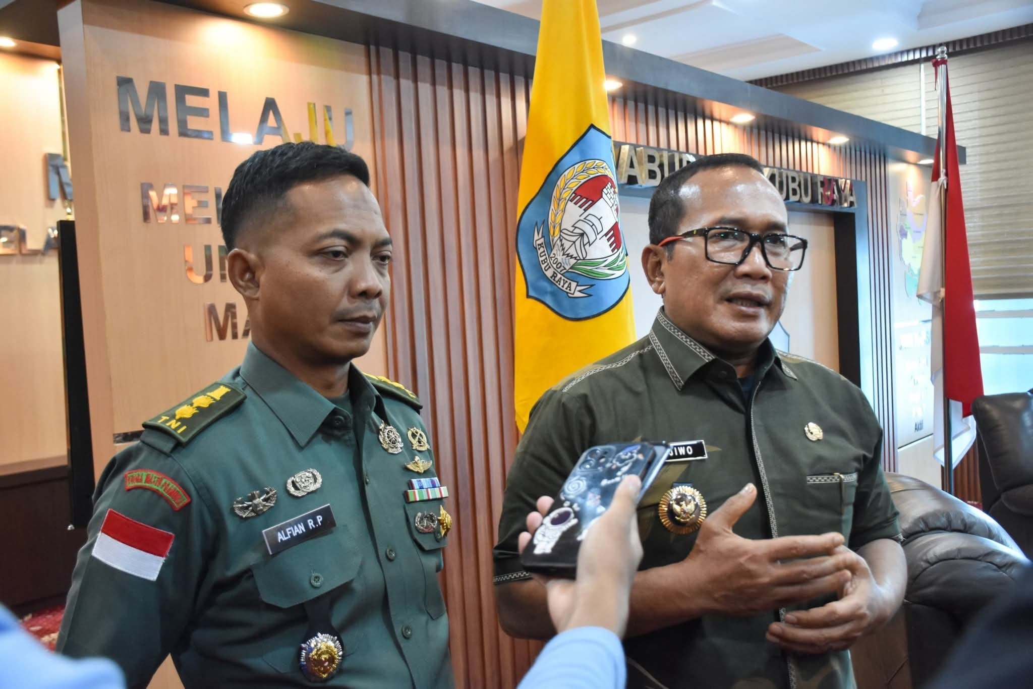 BERKUNJUNG: Bupati Kubu Raya, Sujiwo dan Kazidam XII Tanjungpura, Letkol Czi Alfian Rachmad Purnamasidi, Kamis siang (31/7).