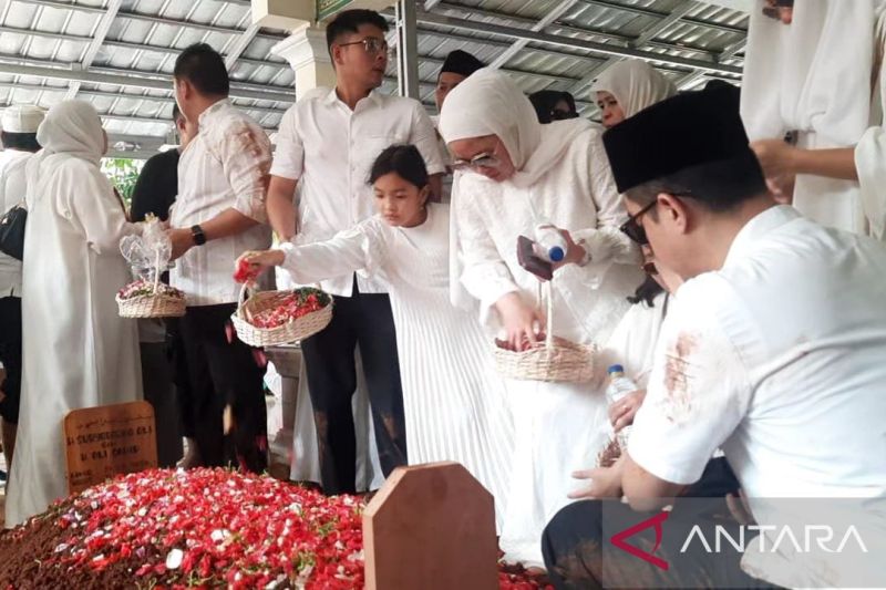 PEMAKAMAN: Prosesi pemakaman mantan Menteri Agama Suryadharma Ali di Kompleks Pondok Pesantren Miftahul Ulum, Kabupaten Bekasi, Kamis (31/7).