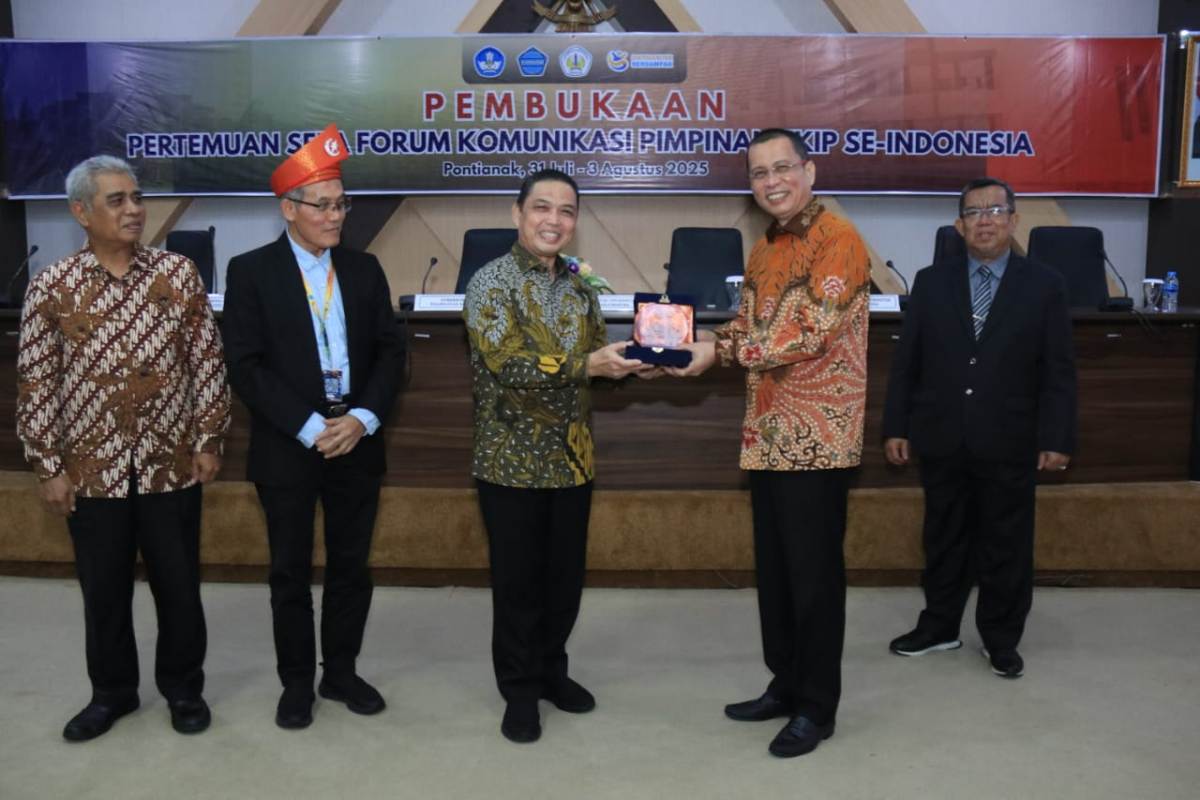 Gubernur Kalbar saat pembukaan pertemuan Forum Komunikasi Pimpinan FKIP Se-Indonesia di Aula Rektorat Lantai 3 Universitas Tanjungpura, Kamis (31/7/2025).