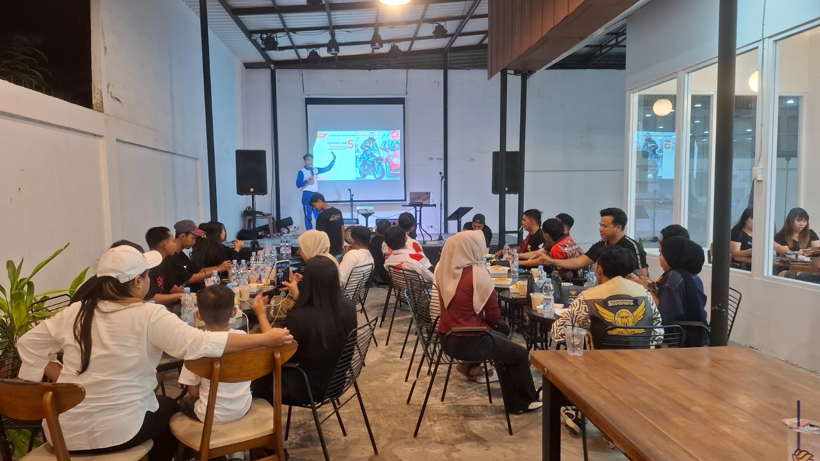 Komunitas Honda Kalbar bersiap touring dengan semangat #Cari_Aman. Astra Motor Kalbar bekali anggota komunitas dengan pelatihan safety riding sebelum berkendara berkelompok.