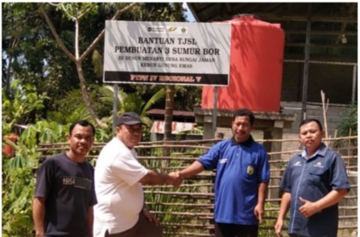 BANTUAN : Manajemen PTPN IV Regional 5 menyerahkan bantuan berupa tiga unit sumur bor beserta tandon air untuk warga Dusun Menanti, Desa Sungai Jaman, Kecamatan Tayan Hulu, Kabupaten Sanggau.