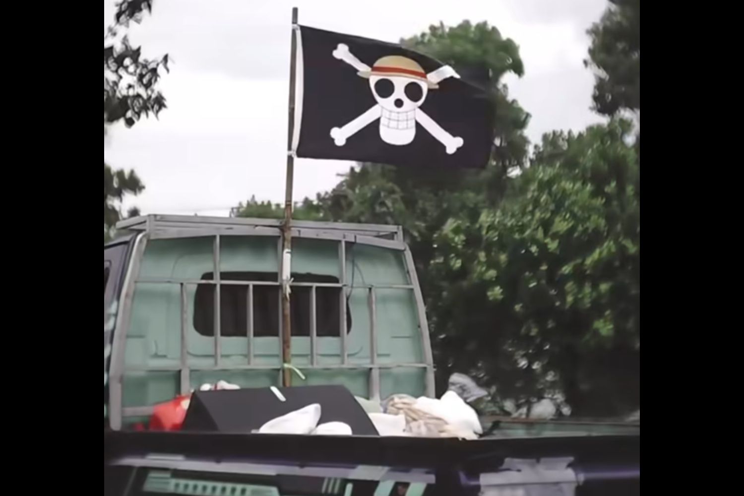 Pemilik mobil pikap memasang bendera Jolly Roger khas film One Piece di mobilnya.