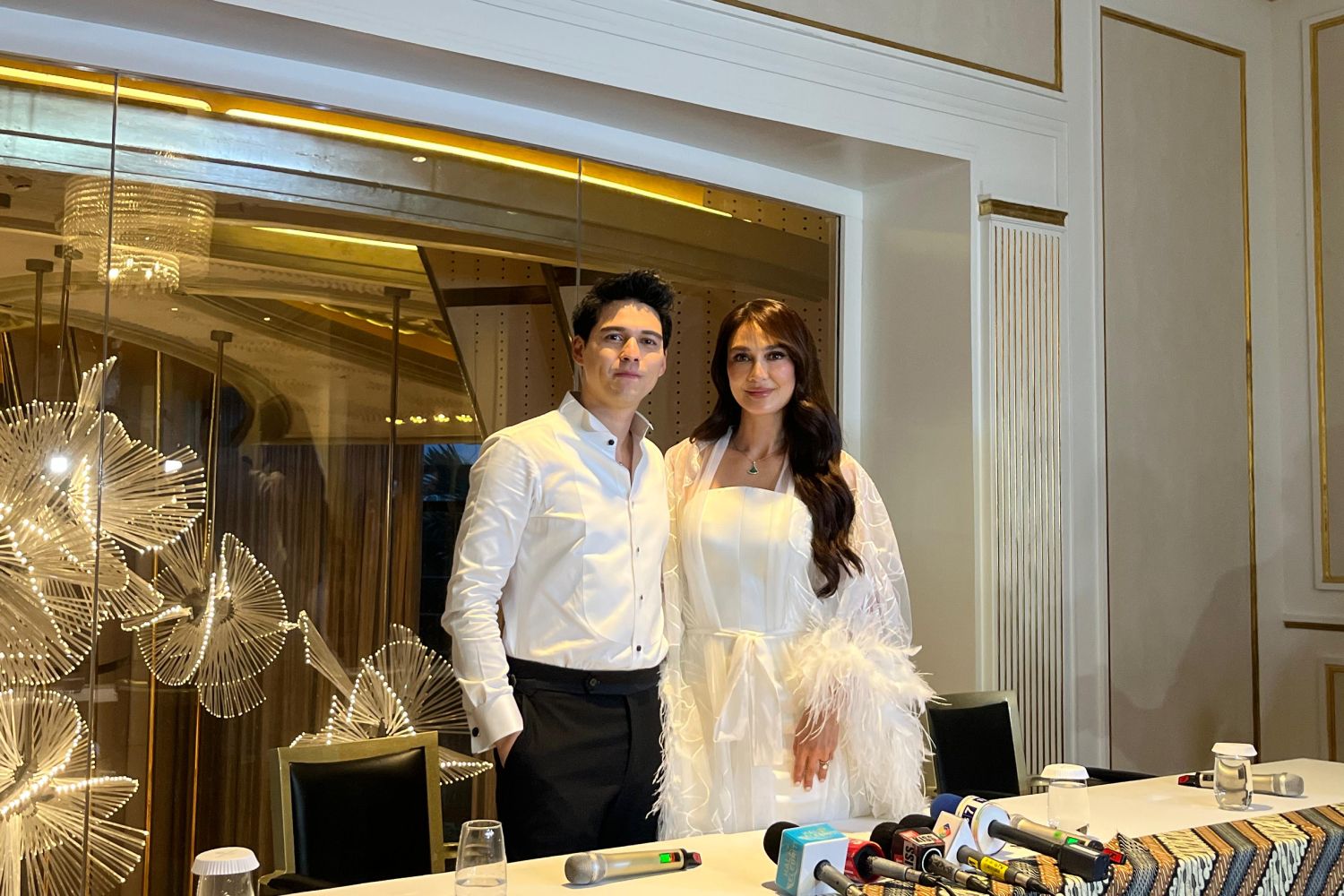 Luna Maya dan Maxime Bouttier saat konferensi pers resepsi pernikahan mereka.