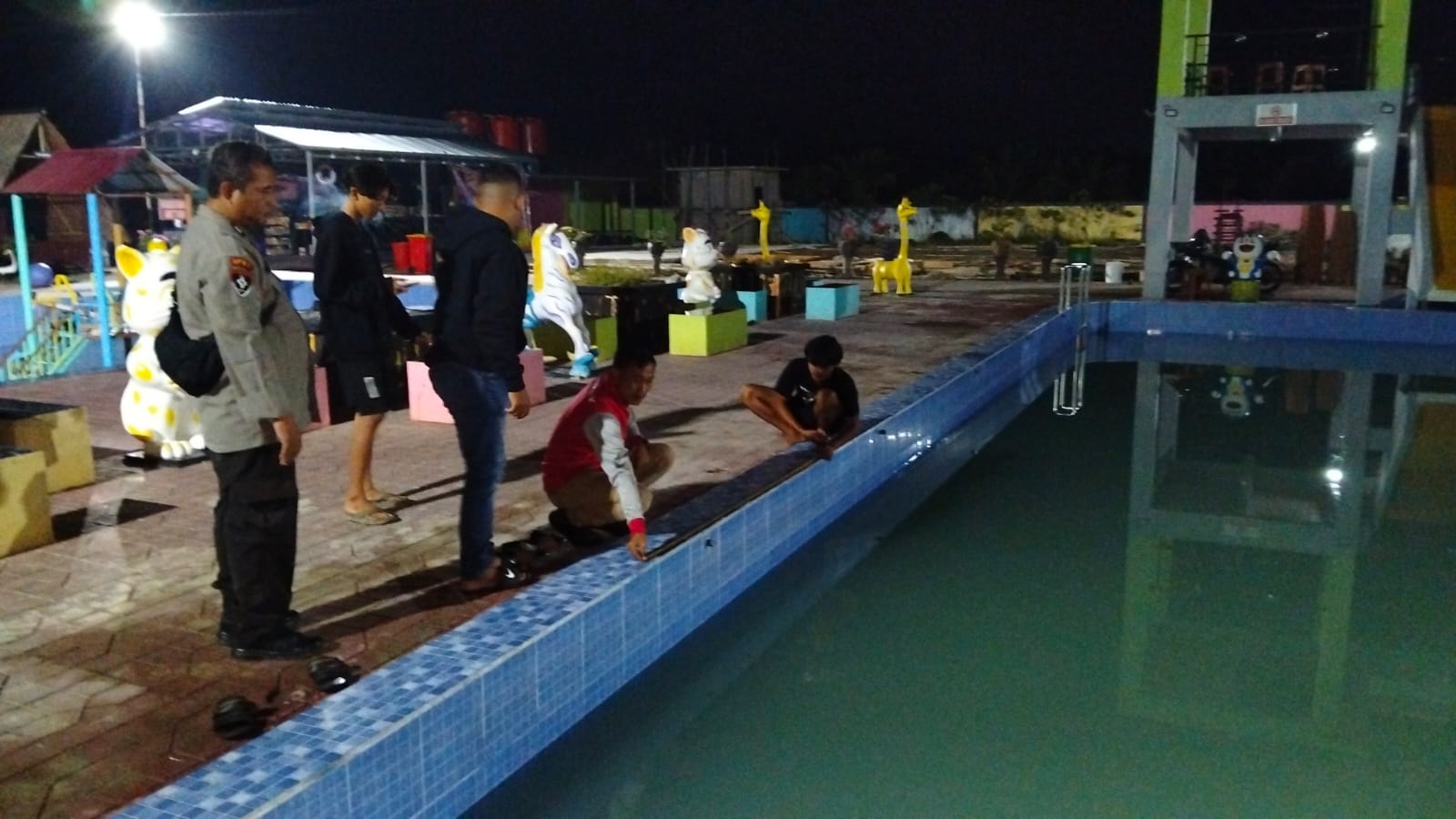 CEK: Polisi melakukan pengecekan ke kolam renang setelah adanya kasus meninggalnya seorang bocah.