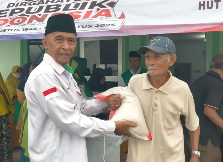Baznas Singkawang menyalurkan 500 paket sembako dan bibit jagung kepada mustahik dalam rangka HUT RI ke-80, di Sekretariat Baznas Singkawang.