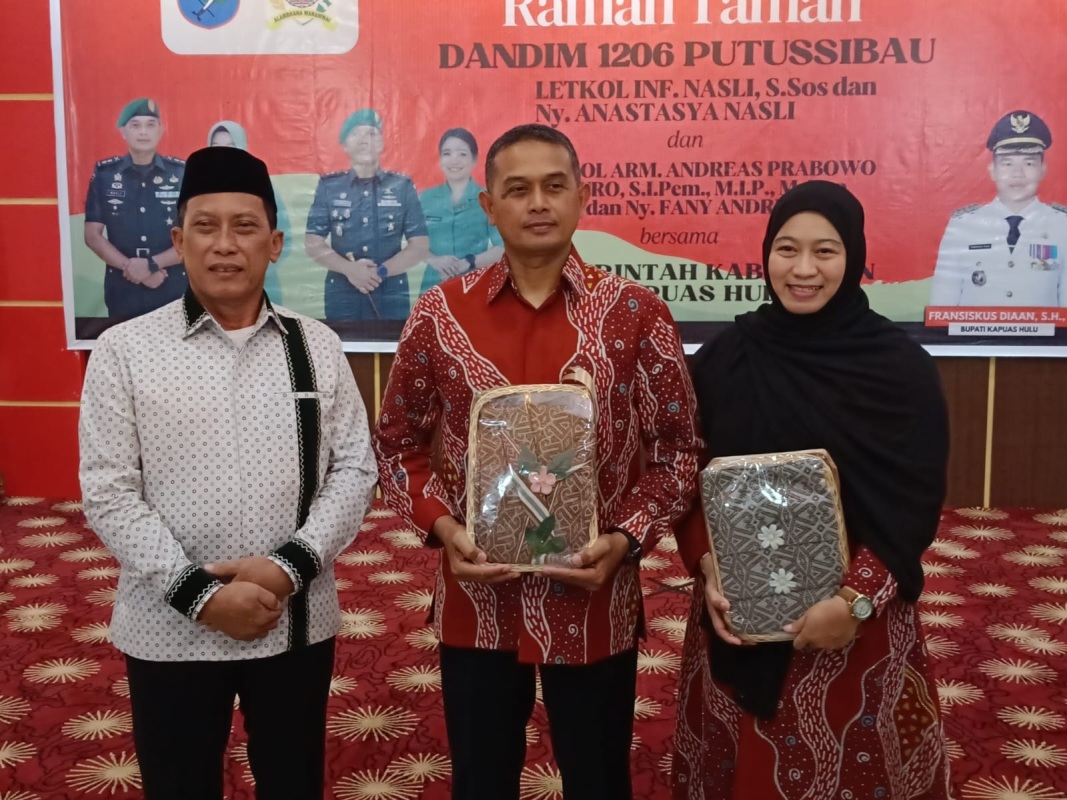 Pemberian cendera mata dari Wakil Bupati Kapuas Hulu kepada mantan Dandim 1206 Psb Letkol Inf Nasli.