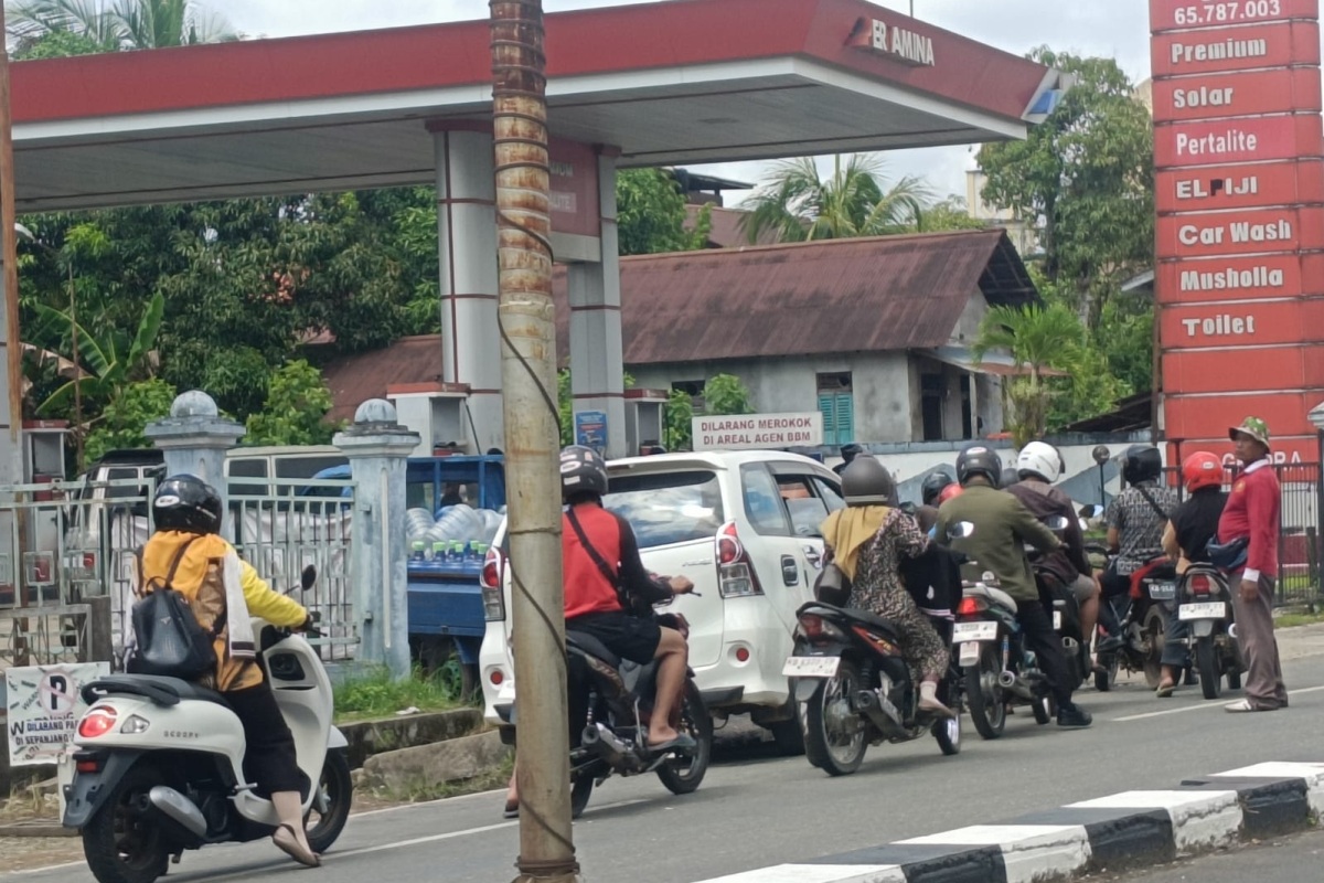 Antrean BBM di salah satu SPBU di Kota Putussibau.