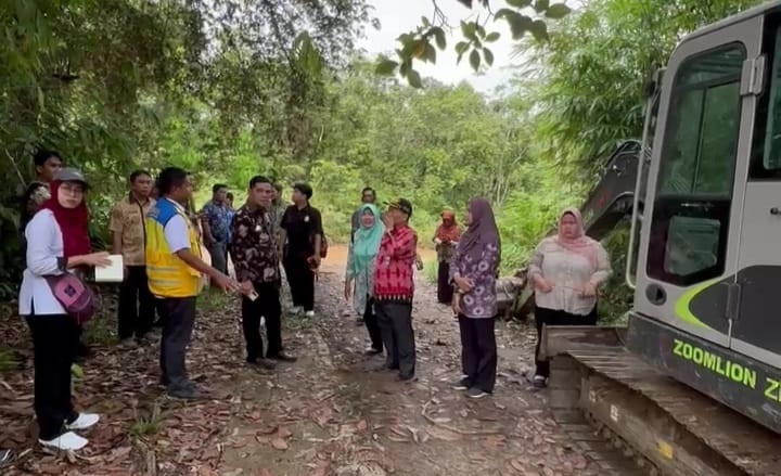 Wabup Landak, Erani bersama Kepala Satuan Kerja Pelaksanaan Prasarana Strategis Kalbar, Dirjen Prasarana Strategis, Kemen PUPR, Heri Kastomo, serta Dinsos Kalbar meninjau lokasi lahan di Desa Munggu.