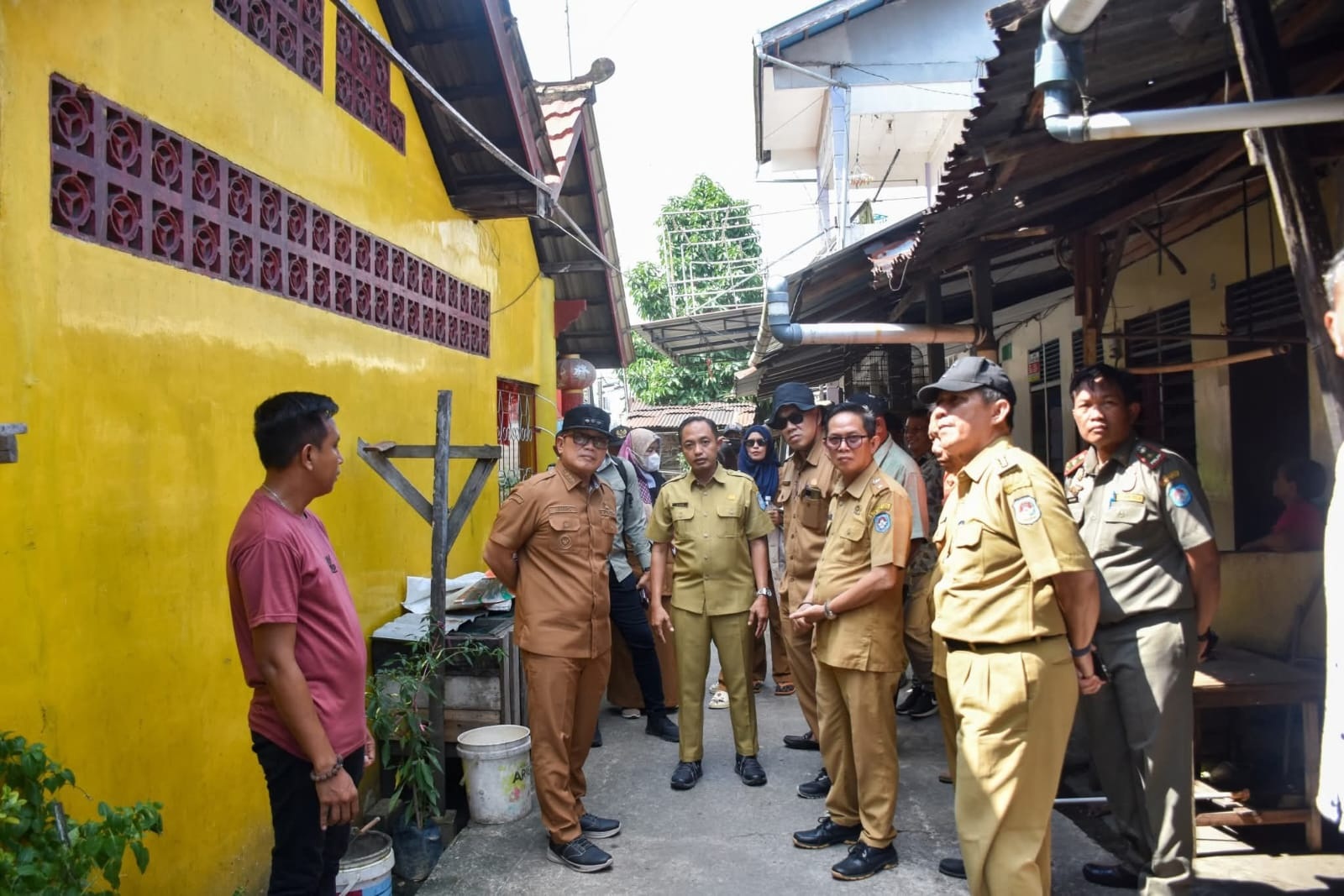 Bupati Kubu Raya Sujiwo bersama Kepala BP3KP Kalimantan I, Arifay Saini, meninjau kawasan kumuh di Jalan Nurul Huda, Desa Parit Baru, Selasa (29/7), sebagai persiapan penataan kawasan bulan depan.