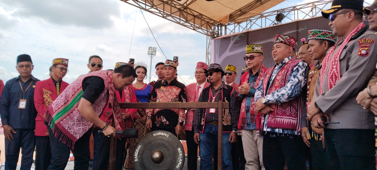 Anggota DPD RI Daud Yordan membuka secara resmi Pekan Gawai Dayak di Melawi yang Ke XVII ditandai dengan pemukulan gong sebanyak 17 kali di Stadion Raden Temenggung Setya Pahlawan.