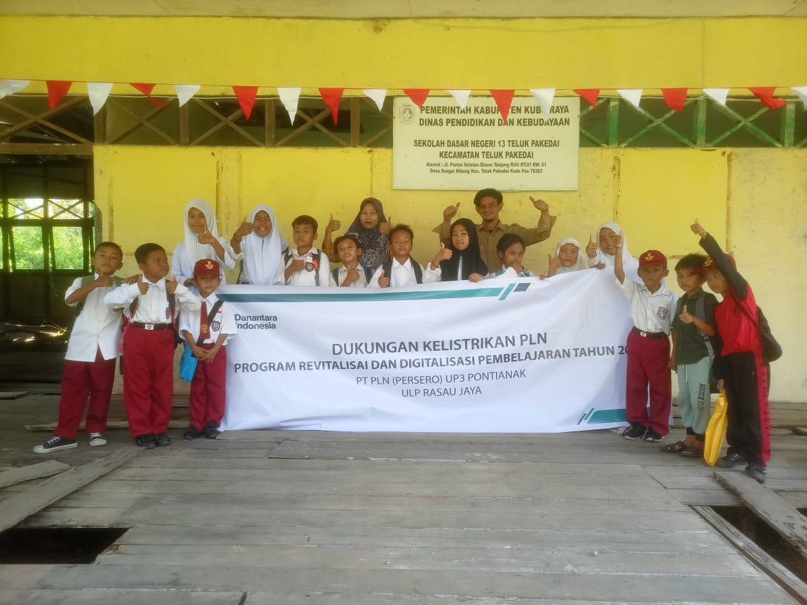 Dengan wajah penuh suka cita, para siswa dan siswi SDN 13 berbaris rapi bersama Kepala Sekolah, mengabadikan momen bersejarah di depan sekolah tercinta.