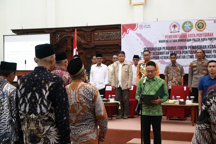 Wali Kota Pontianak Edi Rusdi Kamtono mengukuhkan kepengurusan Forum Pembauran Kebangsaan (FPK) tingkat kecamatan se-Kota Pontianak periode 2025-2029 pada Sabtu (2/8).