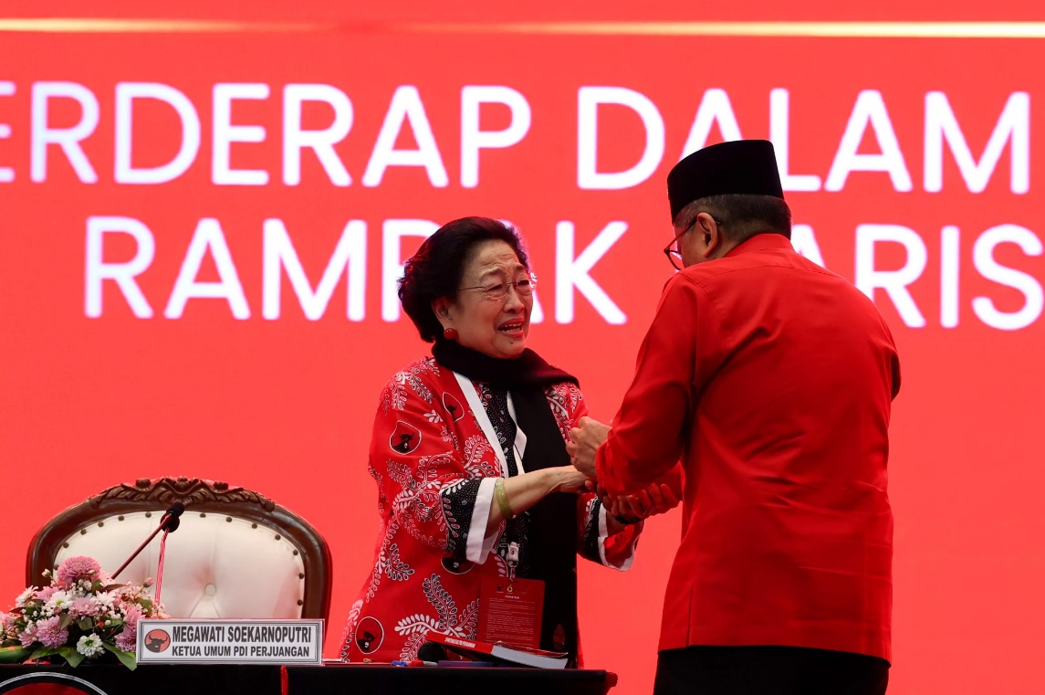 TERHARU: Ketua Umum PDIP Megawati Soekarnoputri menangis haru saat menyambut kedatangan Sekjen demisioner PDIP Hasto Kristiyanto di Kongres VI PDIP di Badung, Bali, Sabtu (2/8).