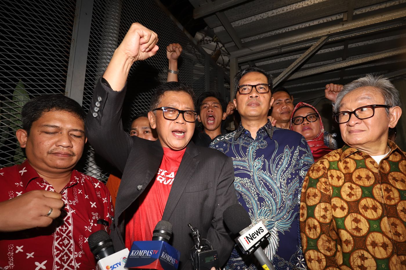 Sekjen PDIP Hasto Kristiyanto resmi bebas dari Rumah Tahanan KPK setelah mendapat amnesti dari Presiden Prabowo Subianto.
