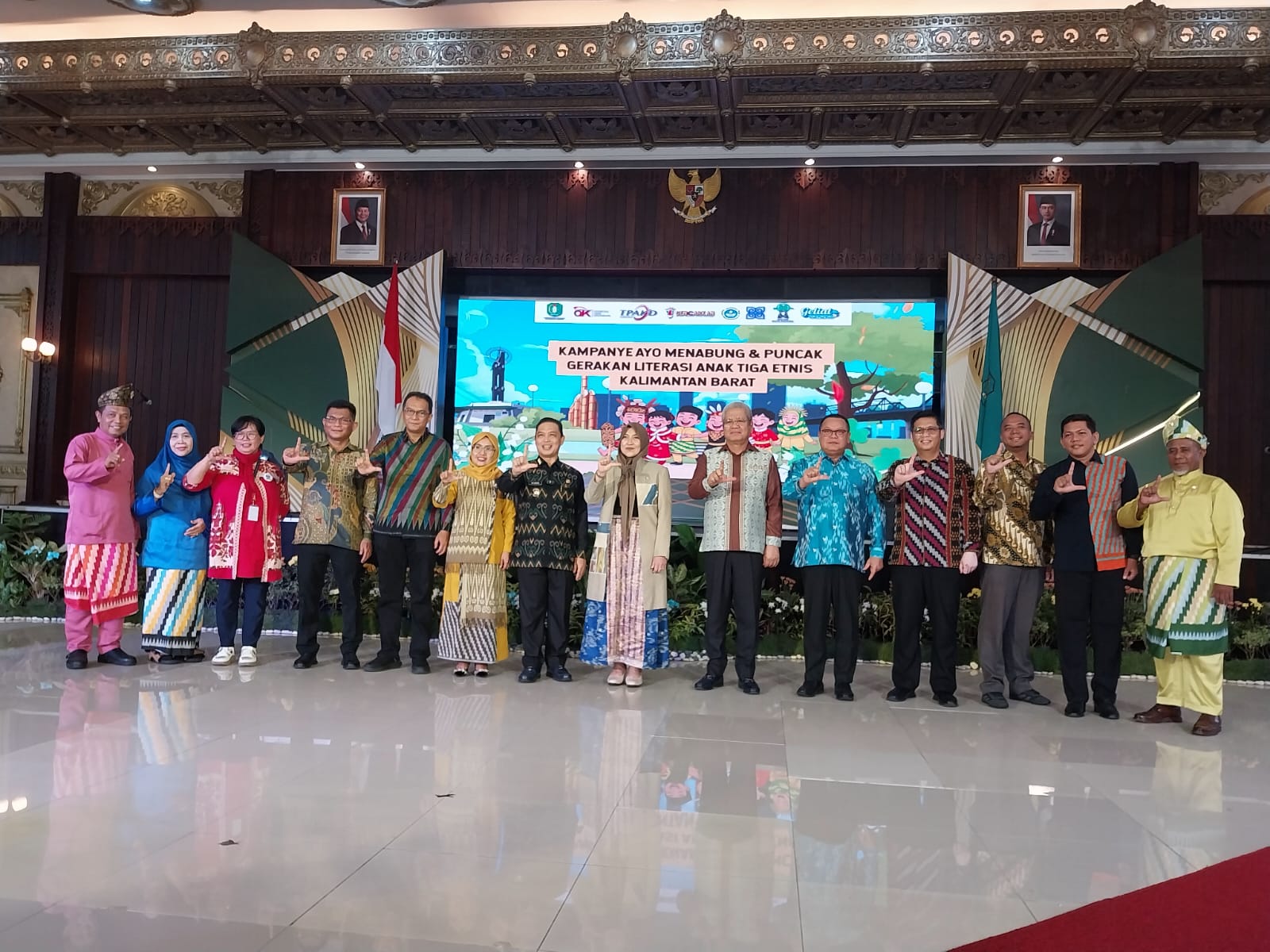 SALAM LITERASI : Foto bersama dengan pose salam literasi saat kegiatan kampanye Ayo Menabung & Puncak Literasi Anak Tiga Etnis Kalimantan Barat, yang digelar di Pendopo Gubernur Kalbar, Sabtu (3/7).
