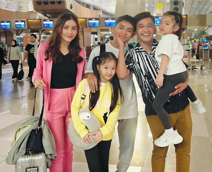 KEBERSAMAAN: Ruben Onsu dan Sarwendah, serta anak-anak mereka.