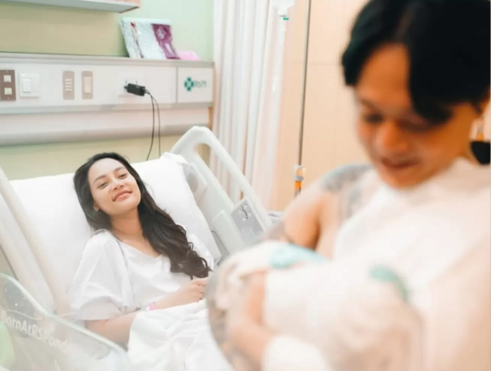 PERSALINAN: Momen saat DJ Bravy pasang badan untuk Erika Carlina mendampinginya di persalinan hingga dia menimang anak Erika.