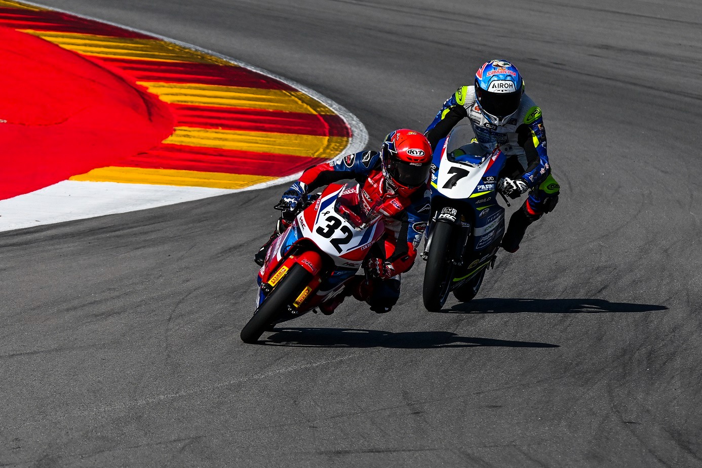 Veda Ega Pratama tampil agresif di lintasan MotorLand Aragon, finis dua kali di 10 besar dan mengamankan total 18 poin pada putaran keempat FIM JuniorGP 2025.