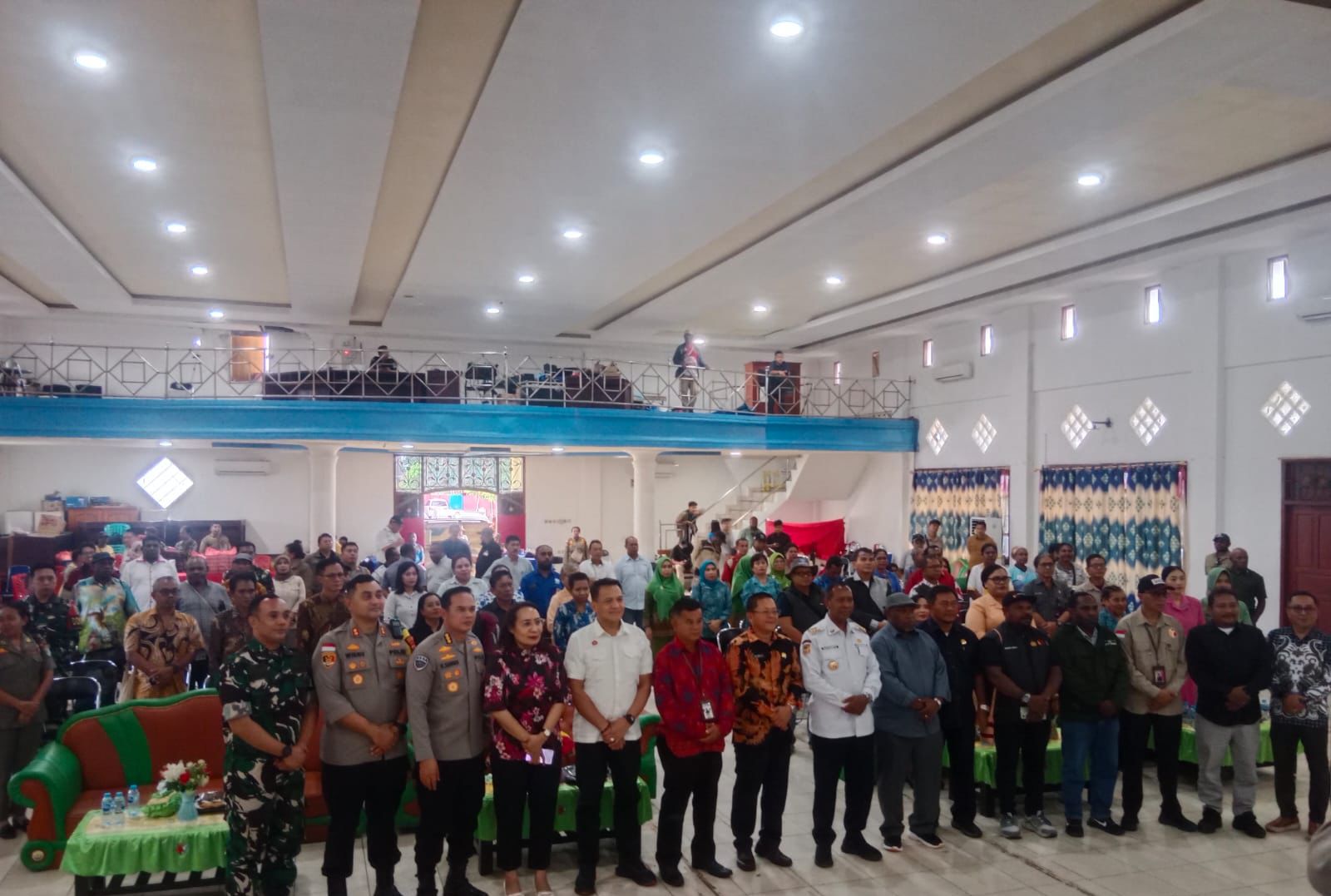Gubernur Papua Selatan Apolo Safanpo bersama Forkopimda dan penyelenggara pemilu menghadiri rapat kesiapan PSU Boven Digoel di Aula Kantor Bupati, Sabtu (2/8/2025).