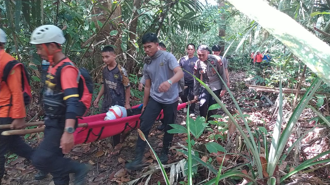 Tim SAR gabungan mengevakuasi pendaki Gunung Bawang yang tersesat saat mencari bantuan untuk rekannya yang tersambar petir.