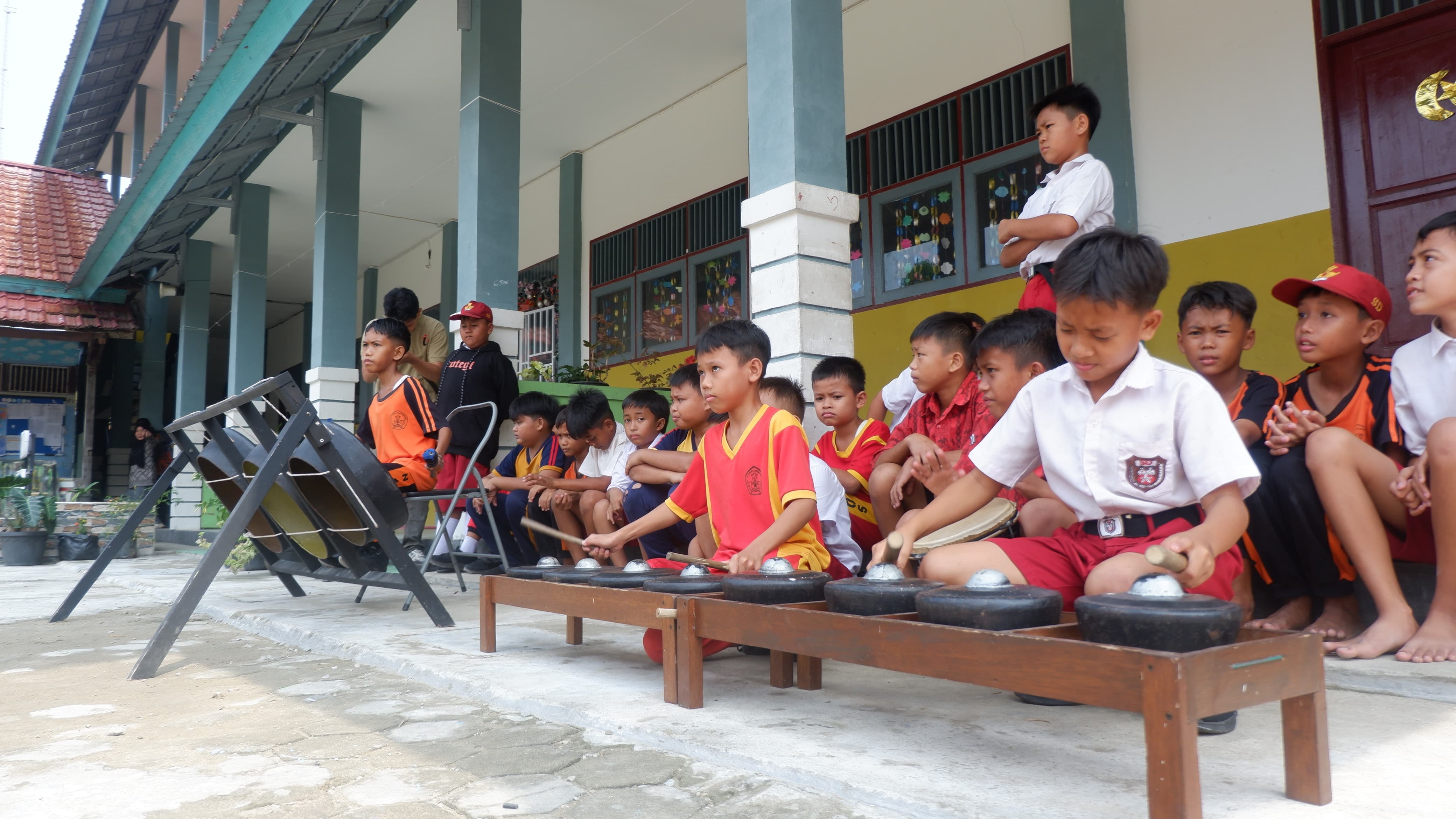 LATIHAN: Anak-anak SDN 01 Ngabang antusias mengikuti latihan musik dan tari tradisional Dayak dalam sanggar seni sekolah, Kamis (31/7).