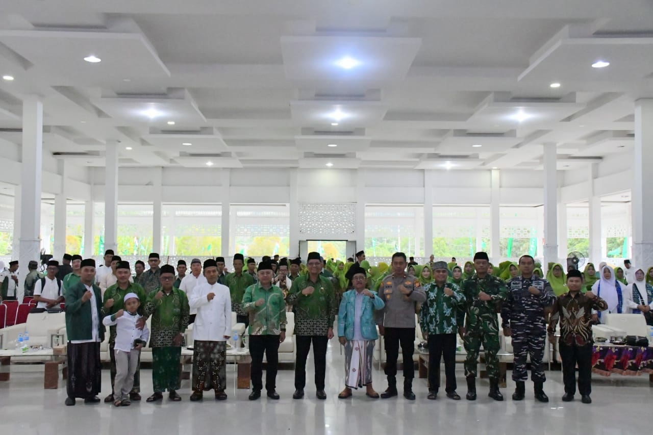 DIABADIKAN: Wakil Bupati Kayong Utara, Amru Chanwari, bersama para pengurus PCNU Kayong Utara berfoto bersama usai Konfercab IV organisasi ini di Pendopo Bupati.