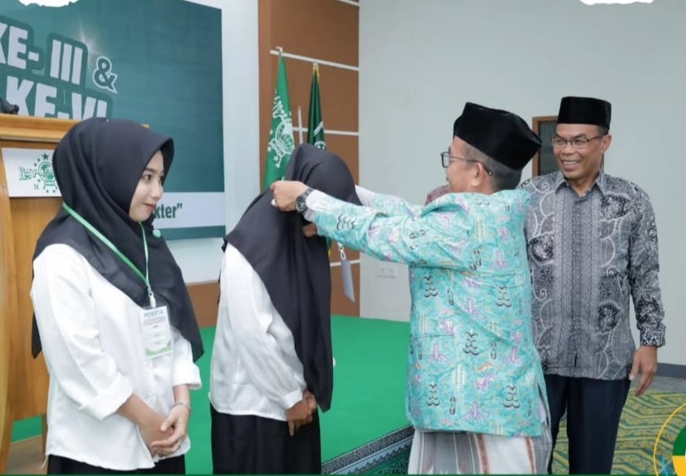 BUKA LKD: Staf Ahli Bupati Ketapang, Darma, mengalungkan kartu peserta kepada salah satu peserta LKD III Fatayat NU.